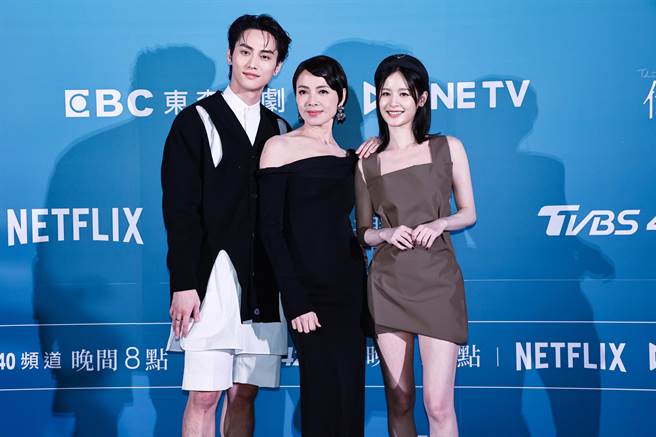 范少勋（左起）、柯叔勤、袁子芸演一家人。（罗永铭摄）