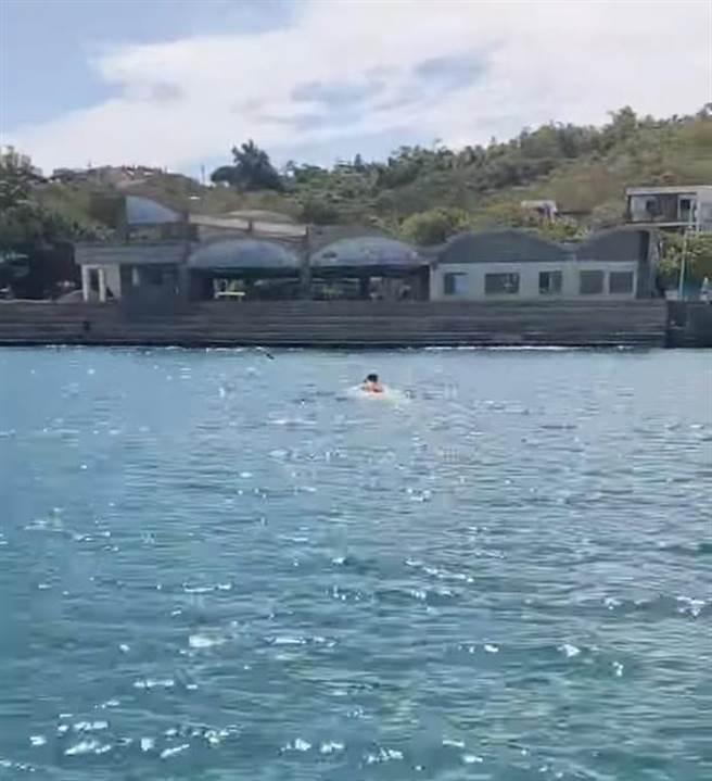 脸书社团「小琉球联盟」8日传出一段影片，直见有人在杉福渔港游泳，且还游进航道并离船只超近，网友看到影片后掀起热议，直呼「不要命了」。（翻摄脸书社团「小琉球联盟」／谢佳潾屏东传真）