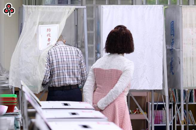 2022年11月26日九合一大选併首次修宪复决公投，新北市某投票所。（本报资料照／黄世麒摄）