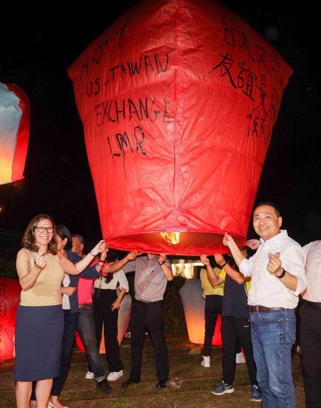 侯友宜与罗森柏格7日晚间到平溪放天灯，侯友宜写下「台美交流 友谊长存」，罗森柏格祝愿「A❤️T US-TAIWAN EXCHANGE」（美台交流）。（新北市政府提供）