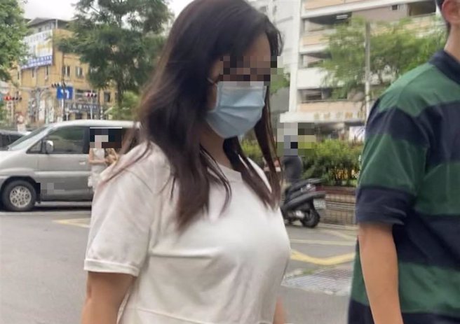 新北市板桥区某幼儿园爆出老师疑喂食幼童安眠药，该园园长今下午约6时被移送新北地检署，面对媒体提问「有没有什么话想说？」「后悔吗？」「觉得被冤望吗？」「知道底下的老师这样做吗？」皆不发一语。（蔡雯如摄）