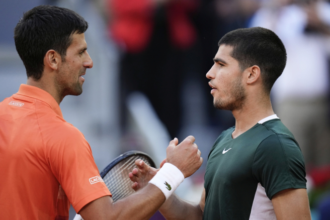 Novak Djokovic(左)与球王Carlos Alcaraz Garfia。（美联社资料照）