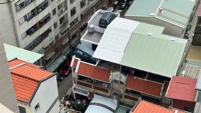台中北区一处透天顶楼被民眾发现有「双车位」直呼奇景。（民眾提供／冯惠宜台中传真）