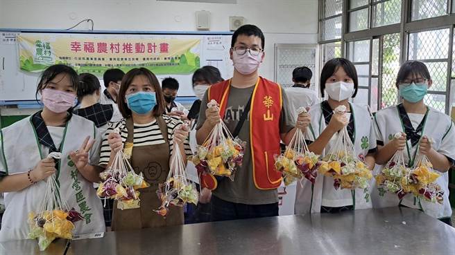 台南市柳营区农会重视传统节庆，8日举办端午节包粽子活动。（谢翠玲提供／张毓翎台南传真）