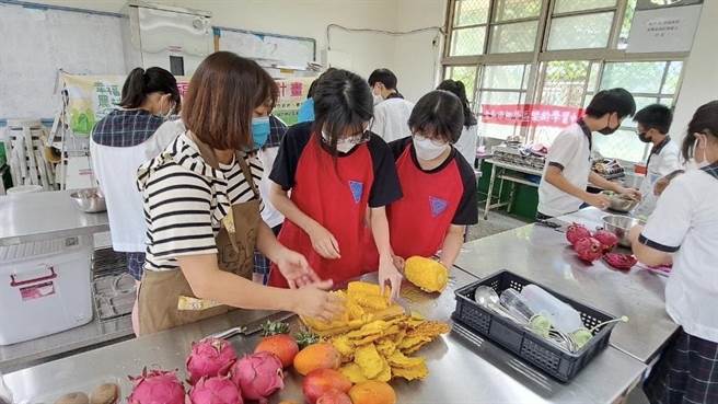 学生们运用在地农产水果，如火龙果、芒果、树葡萄、凤梨等材料制成水果粽。（谢翠玲提供／张毓翎台南传真）