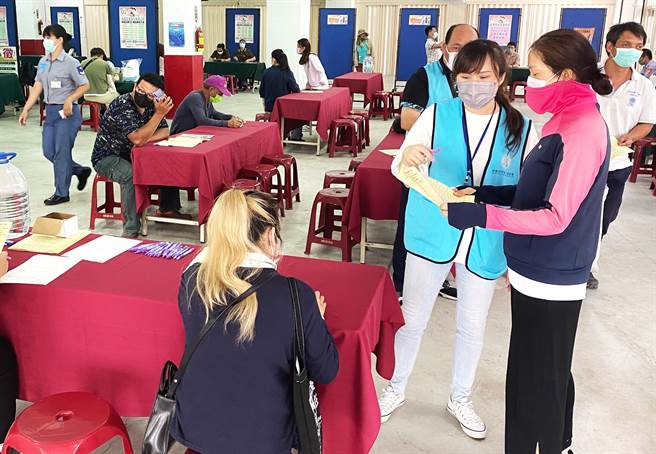 潮州就业中心表示，今天在恒春镇公有市场囍宴厅举办的现场徵才活动，吸引许多在地求职民眾到场应徵。（潮州就业中心提供／谢佳潾屏东传真）