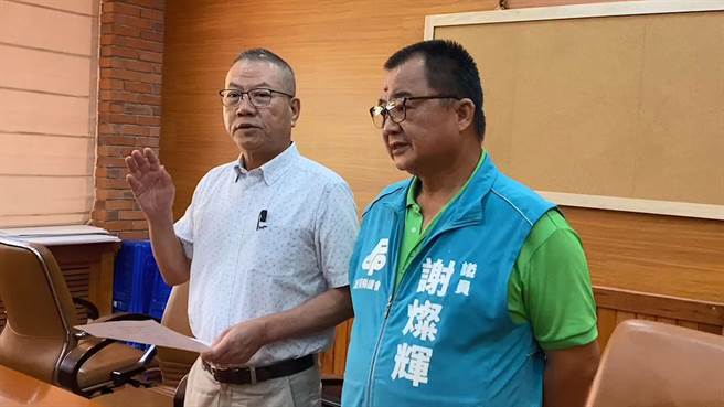 民进党宜兰县议员陈文昌（左）、谢灿辉今天在党团办公室提出推荐参选立委的5人名单。（民进党宜兰县议会党团提供）