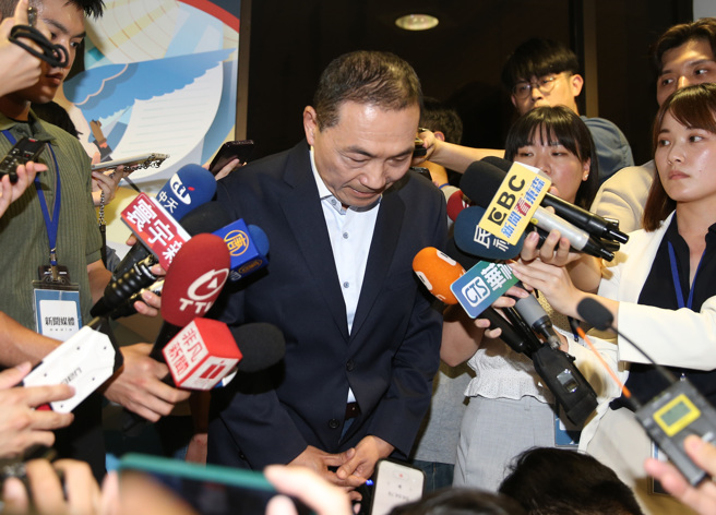 针对新北幼儿园喂药案，国民党总统参选人侯友宜8日前往政治大学与学生座谈时，对此事深感抱歉并鞠躬道歉。（姚志平摄）