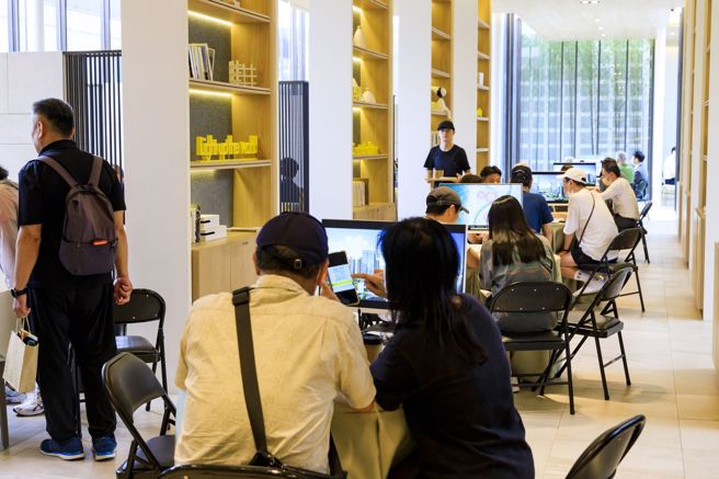 「都厅大院」开案以来吸引大批双北自住、置产族群目光，以百年一遇的立地条件带动买气领军北台湾房市。（图/甲山林提供）