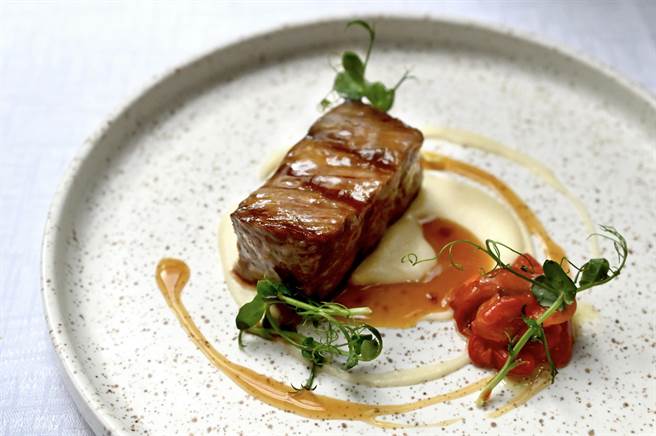 台北花园大酒店PRIME ONE牛排馆，主厨以宫崎A5和牛搭配炭烤红甜椒、红甜椒酱汁及根芹奶。（台北花园大酒店提供）