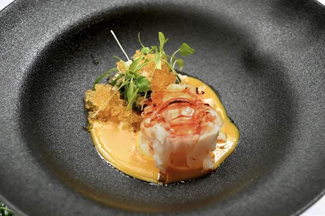 台北花园大酒店PRIME ONE牛排馆，主厨以台湾活龙虾搭配发酵凤梨酱汁、飞鱼卵、水莲与明虾蛋黄酱。（ 台北花园大酒店提供）