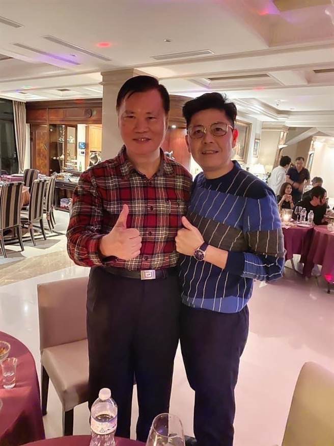 陈琬惠质疑，金管会与吸金犯到底是什么关系？无怪乎有人向她检举，看到曾耀锋与丁克华大啖高檔美食红酒，简直快要气炸。（翻摄自陈琬惠脸书）