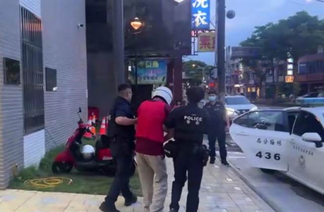 桃园市杨梅区49岁李姓通缉犯今见警方上门，先躲进房后又持刀袭警，警方询后将依杀人未遂及妨害公务通缉将李男移送桃园地检署侦办。（翻摄照片／蔡明亘桃园传真）