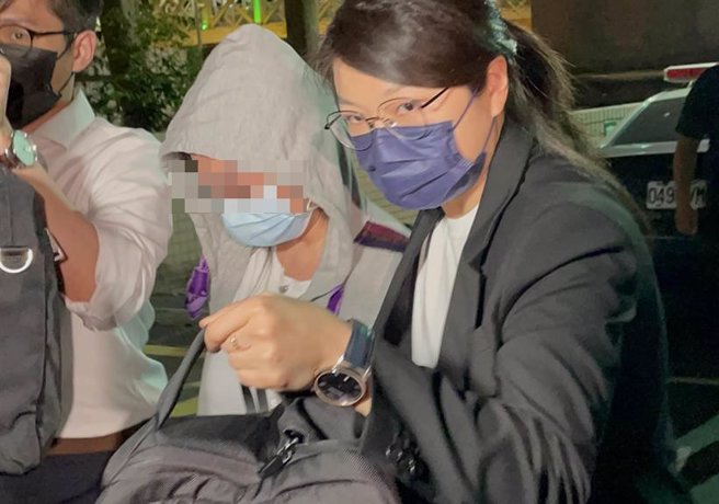 新北市板桥区某幼儿园爆出老师疑喂食幼童安眠药，彭姓园长晚间8时许以5万元交保，她在2位律师陪同下踏出地检署时，情绪低落，面对媒体提问不发一语。（蔡雯如摄）