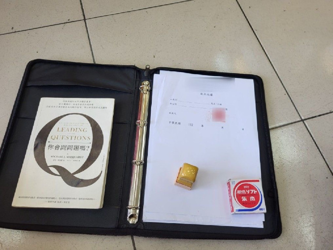 警方查扣诈欺集团空白假投资收据、印章、犯案手机等证物。（图／警方提供）