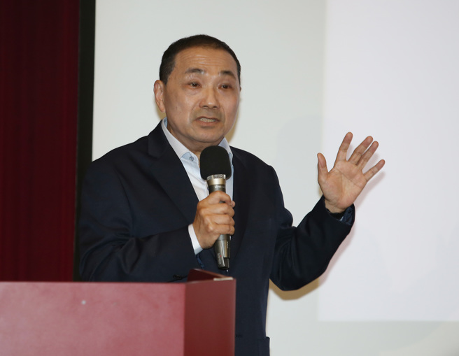 国民党总统参选人侯友宜8日前往政治大学与学生座谈，并针对两岸、能源、性别平等、幼儿托育等议题发表演说。（姚志平摄）