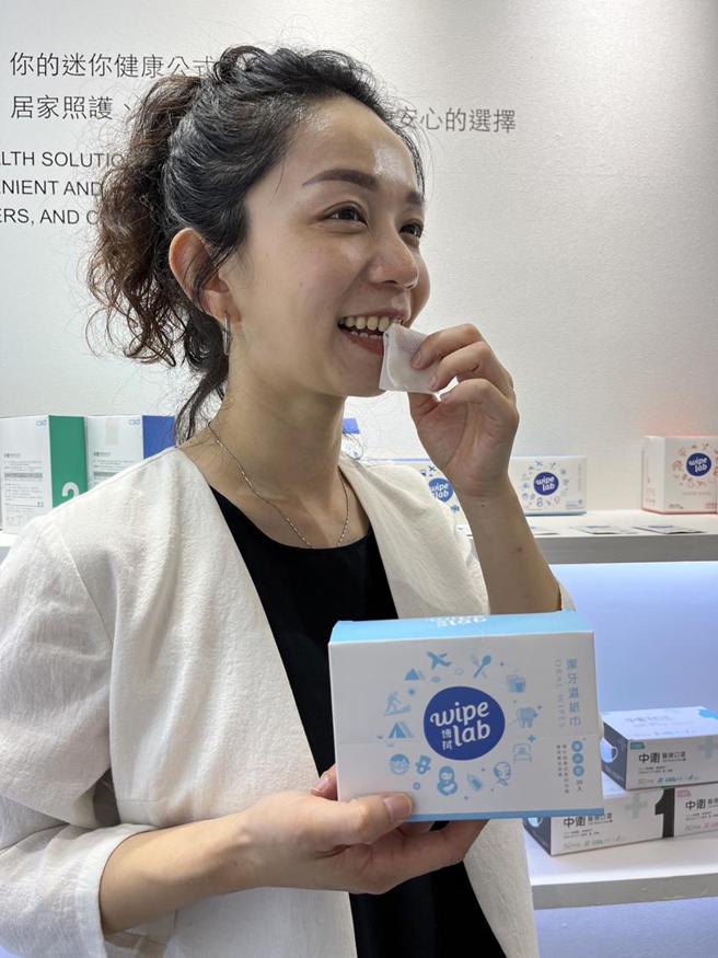 中卫新推出的「洁牙湿纸巾」，可解决不方便刷牙的困扰。（图／中卫提供）