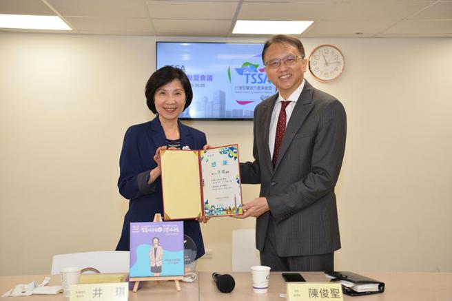 宏碁董事长暨执行长陈俊圣(右)接下台湾智慧城市产业联盟第九任会长，于8日交接时致赠感谢状给第八任会长、远传电信总经理井琪。（图／TSSA提供）