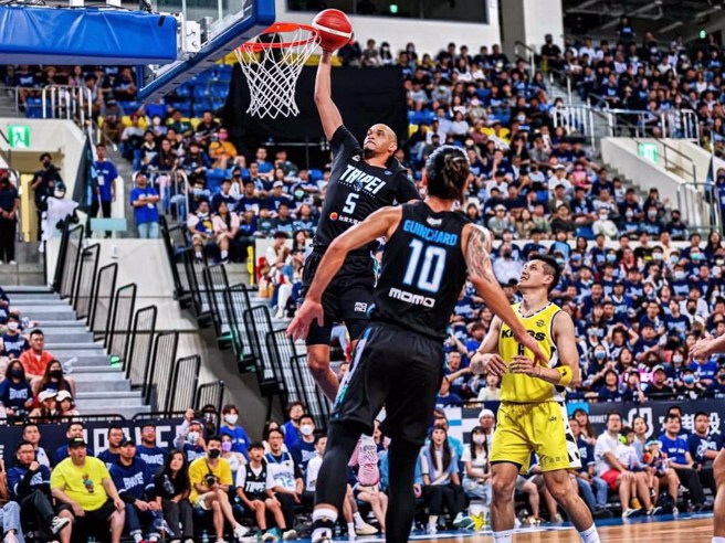 强森切入禁区准备扣篮。(台北富邦勇士提供)