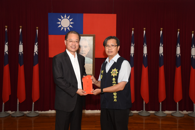 颁发警察局团体慰勉金、各分局及刑大近期侦破刑案慰勉金。（图／台南市警局提供）