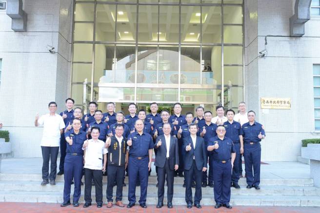 警政署长黄明昭今（8）日率防治组组长陈百禄、督察室主任顏旺盛及刑事警察局局长李西河等干部，前往台南市警察局召开「社区警政再出发、精进警风纪作为、清源专案2.0、扫黑及打诈座谈会」高层视导座谈会，并颁发警察局团体慰勉金、各分局及刑大近期侦破刑案慰勉金。（图／台南市警局提供）