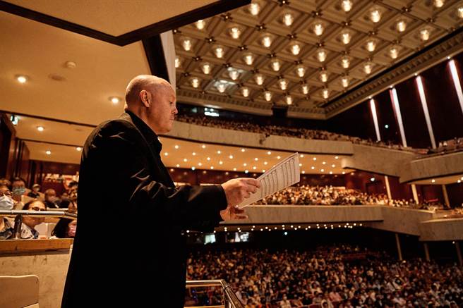 享誉全球的泰利斯学者合唱团（The Tallis Scholars），睽违20年，再度在台开唱，团队善用空间，演出阿雷格利〈求主垂怜曲〉时，分了三组人马，歌手在左右两侧和舞台正中央开场，立体美声悠扬，展现了台北国家音乐厅的音场。（巴哈灵感协会提供）