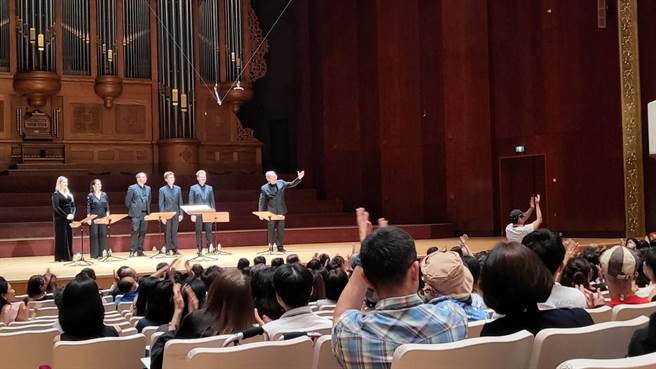 享誉全球的泰利斯学者合唱团（The Tallis Scholars），睽违20年，再度在台开唱，指挥菲利普斯（Peter Phillips）感动不已地称讚台北国家音乐厅是好场地。（李欣恬摄）