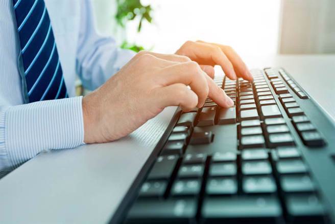 一名网友找到一份月薪38K周休二日、见红休的工作，想知道这样的职务在南部能称得上薪资优渥吗？（示意图／shutterstock）
