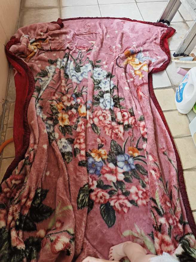 人妻依循婆婆教的方式洗棉被，不料却抬不起来晾乾，让她当场愣在一旁上网求救。（翻摄自脸书匿名2公社）