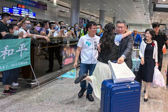 台湾民眾党主席柯文哲结束访日行程，于8日晚间返台，柯文哲在步入接机大厅时受到支持者的欢迎接机，还有支持者热情上前拥抱，但他并未发表谈话，在与接机支持者合影后，随即搭车离去。（陈麒全摄）