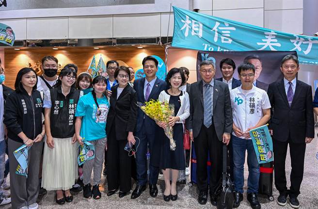 台湾民眾党主席柯文哲结束访日行程，于8日晚间返台，柯文哲在步入接机大厅时受到支持者的欢迎接机，但他并未发表谈话，在与接机支持者合影后，随即搭车离去。（陈麒全摄）