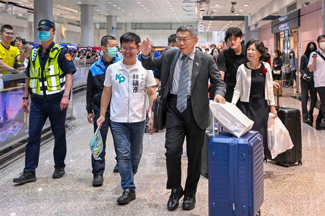 台湾民眾党主席柯文哲结束访日行程，于8日晚间返台，柯文哲在步入接机大厅时受到支持者的欢迎接机，但他并未发表谈话，在与接机支持者合影后，随即搭车离去。（陈麒全摄）