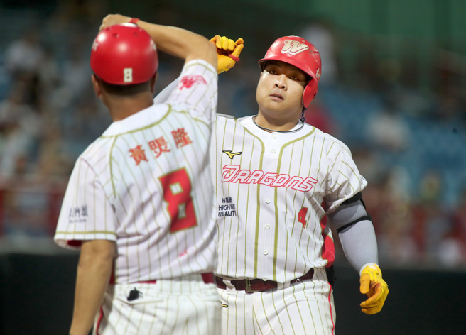 味全龙吉力吉捞・巩冠（右）首局敲出阳春炮助队先驰得点。（郑任南摄）