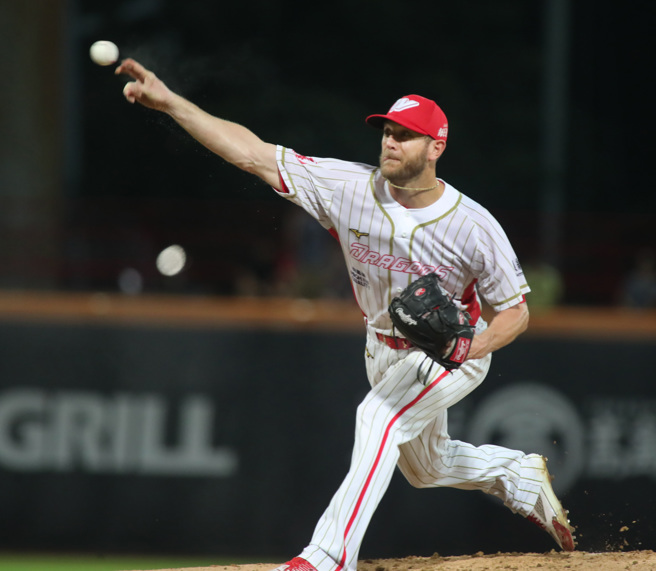 味全龙先发投手钢龙主投6局失2分。（郑任南摄）