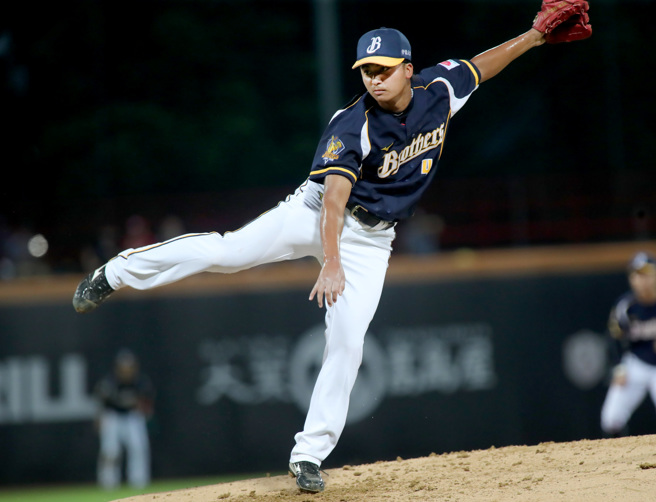 中信兄弟投手余谦。（郑任南摄）