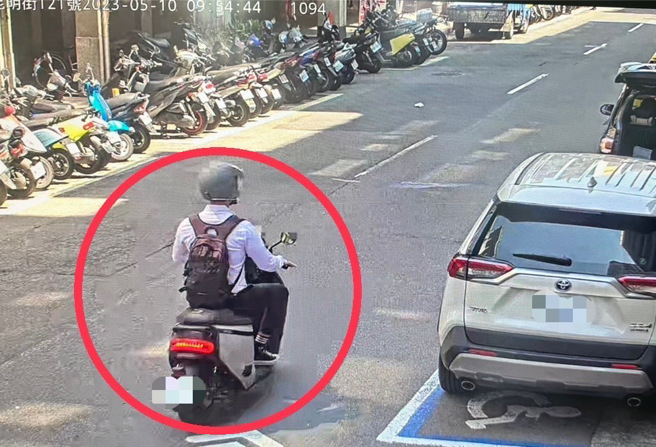杨男找不到机车怕遭窃报案，警调阅监视器发现杨男骑车至成都路周边用餐，并在警方帮助下终于在巷内找到自己的爱车。（图／警方提供）