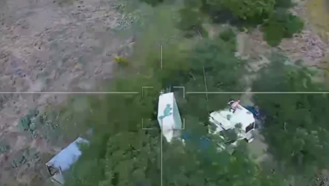 一辆德国IRIS-T防空飞弹系统射控雷达TRML-4D遭到俄手术刀自杀无人机攻击。（撷取自俄罗斯国防部影片）