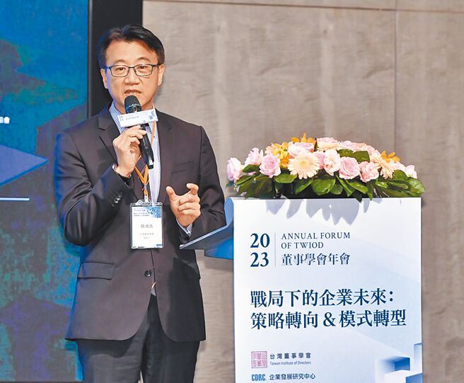 台湾董事学会发起人蔡鸿青报告白皮书内容。图／王德为