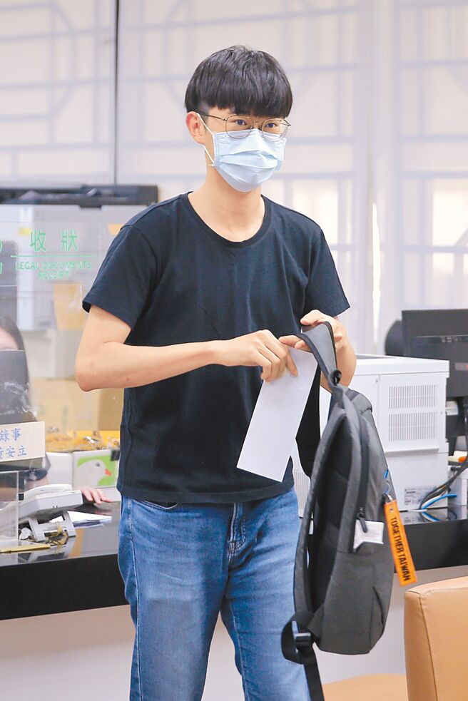 李先生（见图）日前于脸书发文指出，9年前在纽约曾遭民运人士王丹强吻与推倒床上试图性侵，要求王丹在6日前公开道歉，却未得到回应，李先生在7日前往台北地检署提告。（黄世麒摄）