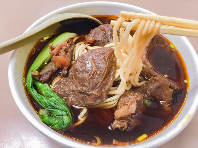 有日网友因蔡阿嘎事件，反控台湾某连锁店才难吃。(示意图／shutterstock)