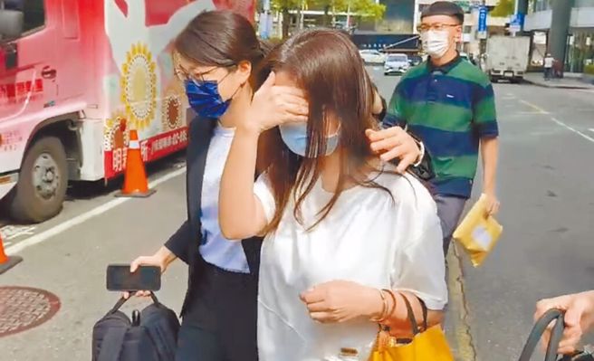 新北私幼喂药案持续延烧，检方指挥警方二度进行搜索，彭姓园长也列为被告，被警方带回讯问。（吕健豪摄）