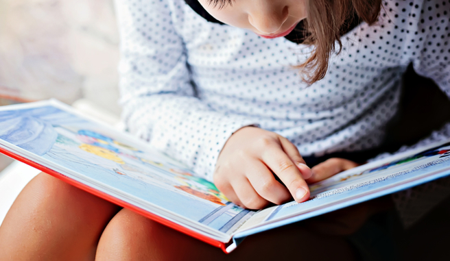 板桥某幼儿园被爆疑似喂幼童安眠药，孩子出现扯髮、撞墙等行为。（示意图／Shutterstock）