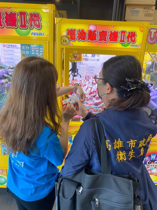 近期夹娃娃机放置食物成热门行销，高市卫生局就市内娃娃机台稽查放置台内的食品，发现5家业者所属的84台机台外部业者食品资讯标示违规。（高市卫生局提供／杨舒婷高雄传真）