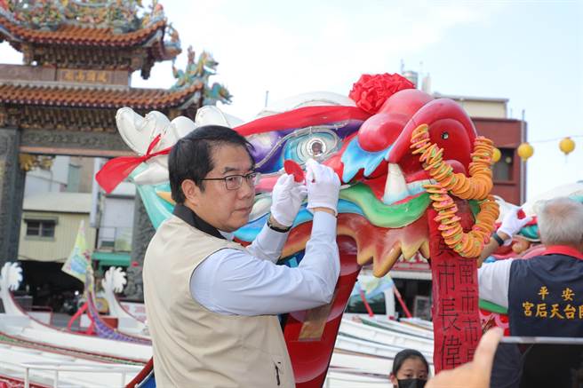 台南市长黄伟哲今天为龙舟点睛，祈求赛事顺利圆满。（曹婷婷摄）