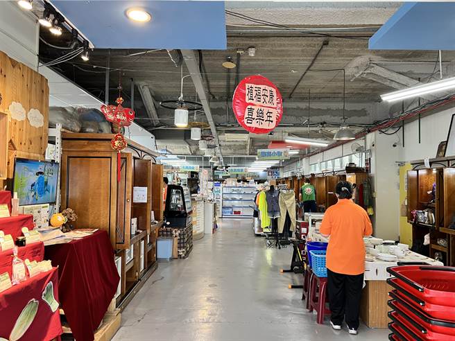 位于慢飞儿庇护工场二楼的二手商场，从服饰、生活用品、饰品到图书等都买得到。（王惠慧摄）