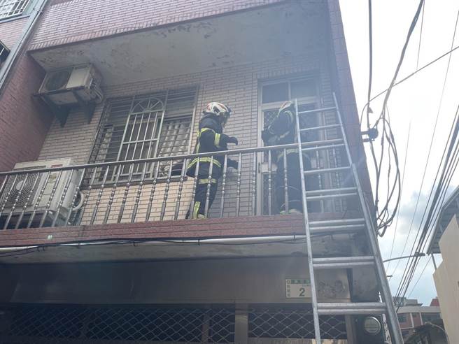 桃园市桃园区1名民眾8日在家中不时听到奇怪呼喊声，发现是邻居在家中骨折，消防人员从2楼破门进入救援。（翻摄照片）