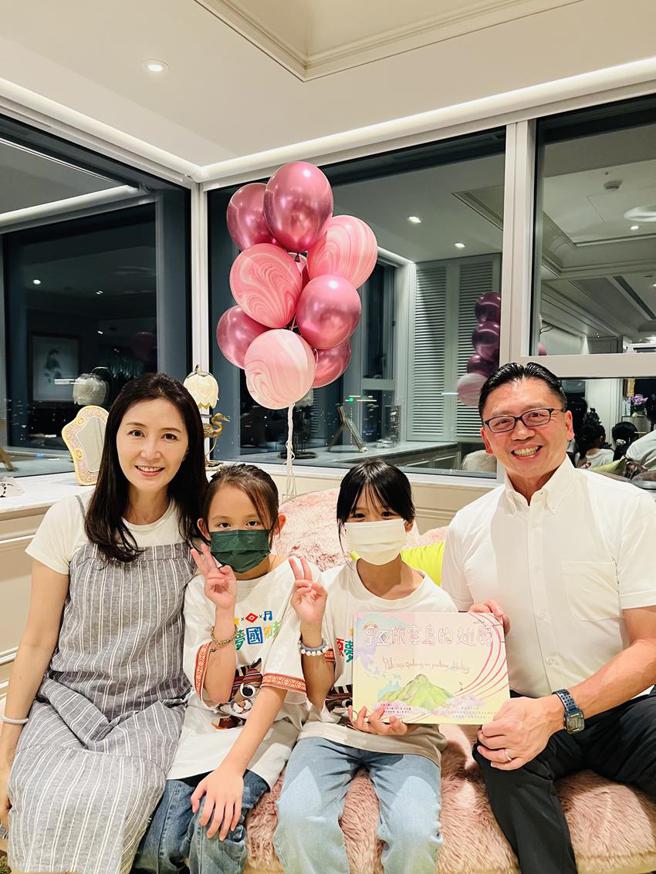 （和泰「原梦国家队」计画，总座苏纯兴夫妻亲任寄宿家庭home爸、home妈。图／业者提供）