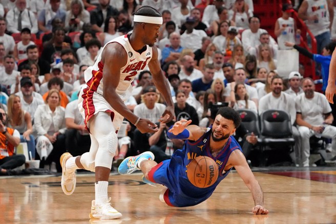 就是这个动作造成贾玛莫瑞(右)左手掌挫伤。(路透资料照)