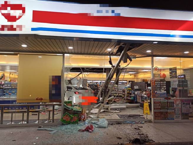 连女整辆车以270度迴转姿态一头撞进超商。(戴志扬翻摄)