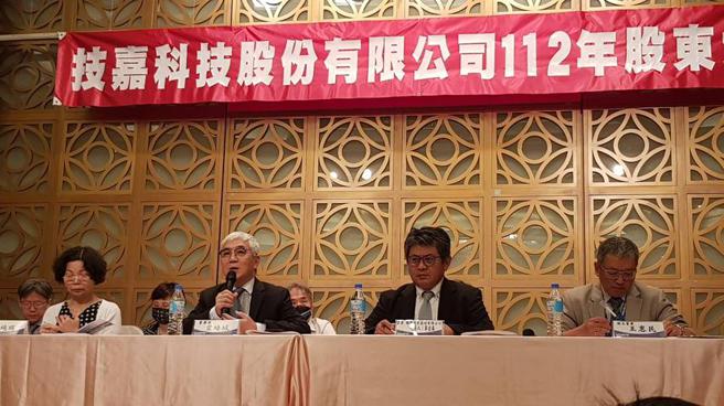 （技嘉9日举行股东会，董事长叶培城(左二)及总经理李宜泰(右二)偕同出席。图／翁毓岚）